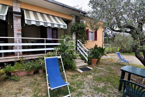 LACONA - 1 km from the wonderful town beach, we offer for sale Villa free on four sides, with 5 apartments and private garden. The Villa is on two levels and is currently divided into 5 apartments, all with independent entrance and bathroom with show...
