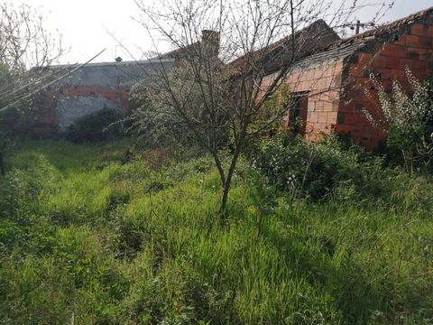 Located in Landal. House to recover with approved project to rehabilitate, which will be delivered with the sale of the property. The project is licensed for a 3 bedroom villa on a plot of 340sqm Comprising 2 floors: br/It is located in an area with ...