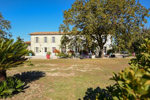 For sale Saint Pierre les Martigues, magnificent property on 90600 m2 of Provencal farmland comprising two houses. 5 km from Sausset les pins and the beaches of the Cote Bleue and in the middle of the countryside, beautiful Provençal bastide of about...