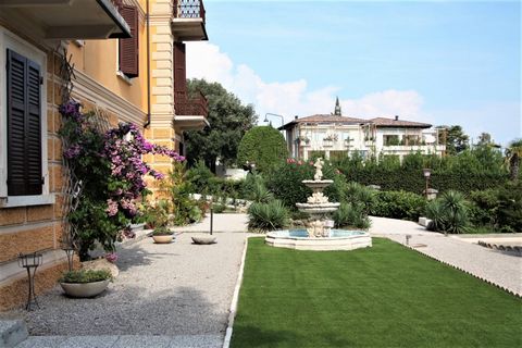 In a charming villa from the beginning of the 20th century, we offer one of the two flats into which this beautiful building has been divided, located in one of the most beautiful and conveniently accessible areas of Gardone Riviera. The 450 square m...