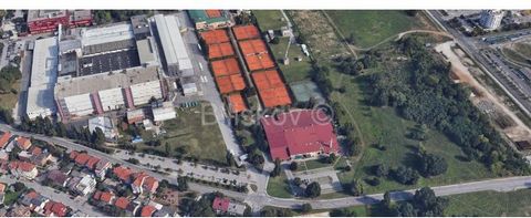 Tennis Center Maksimir, Ravnice Commercial space of 5.95 m2 on the ground floor of the Tennis Center Maksimir complex is for sale. It is located under the stairs at the very entrance to the hall. It is a bar, that is, a business space inside the buil...