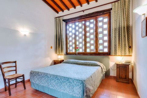 Dit appartement met gedeeld zwembad is gelegen in het hart van Chianti Classico, 7 km van Greve in Chianti. Het appartement is gevestigd op een boerderij en ligt op loopafstand van een middeleeuws kasteel. Dit appartement met 2 slaapkamers is ideaal ...