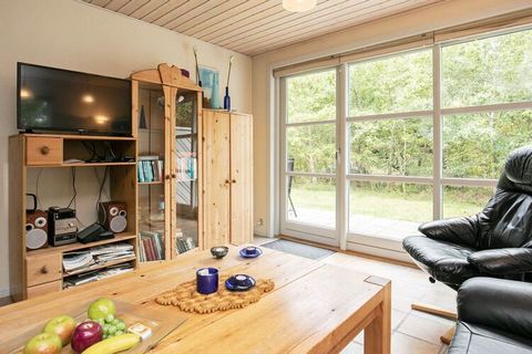 Dieses Ferienhaus liegt auf einem großen Naturgrundstück mit gutem Windschutz und nur ca. 200 m vom Limfjord entfernt. Es hat einen Küchen-Wohnbereich mit Holzofen, der an kühlen Tagen wohlige Wärme verbreitet. Der Fernseher empfängt deutsche und dän...