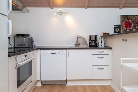 Ten praktyczny i jasno urządzony domek Kelstrup Strand jest odpowiedni dla nowoczesnej rodziny. Z przestronnej kuchni/salonu jest bezpośredni dostęp do dobrego tarasu z widokiem na morze. Przestronna łazienka wyposażona jest w 2-wannowy prysznic z hy...