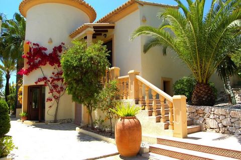 This cozy holiday home with sea views, large garden, five terraces and private pool with outdoor shower has enough space for up to 10 people. The holiday home also has an apartment with a separate entrance, a large living room with kitchen and dining...