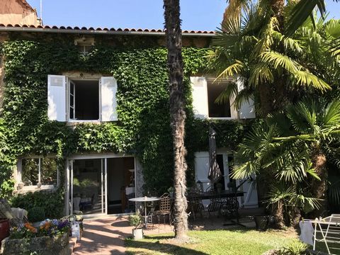 This beautifully renovated townhouse has a lot to offer !! It is located in the small town of Valence en Poitou, with all amenities within walking distance, easy access to the main N10 road, and only 30 minutes from the city of Poitiers. This very sp...