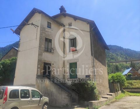 Charming apartment of 65 m2 in a small condominium, consisting of only three lots. Located in the commune of Fourneaux, close to several ski resorts and less than 20 minutes from Italy. Let yourself be seduced by its beautiful interior with its ceili...
