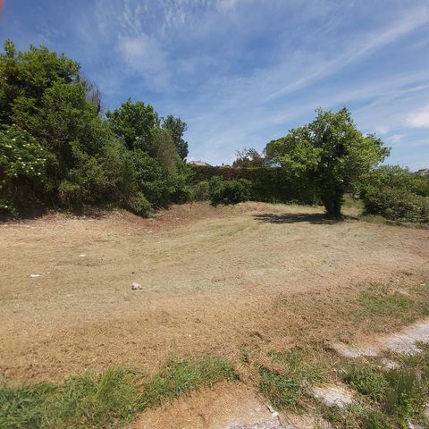 Montecastrilli, in a residential area with a sunny and easily accessible position, we offer for sale building land of 1390 square meters already urbanized. In the land it is possible to build one or more real estate units up to about 500 square meter...