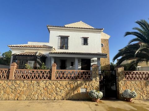 CHALET EN VENTA EN RONDA, ZONA SIERRA DE LOS MERINOS!! Tiene una parcela total de 450 mts. Casa de 150 mts., consta 4 dormitorios, 3 baños, cocina amueblada, amplio salón con acceso a la terraza con amplias zonas ajardinadas y piscina. Tiene plaza de...