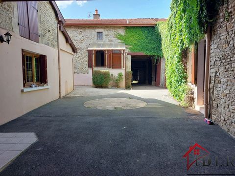 Déborah PHILIPPE, Réseau IDLR, offers you an exclusive offer.. In a quiet village between Wassy and Joinville, this charming house of 165m2 with its barn of 90m2, out of sight. MORANCOURT, 10 minutes from Wassy and 10 minutes from JOINVILLE. Let your...