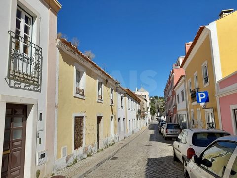 Property | 3 bedroom duplex house to remodel in Santiago do Cacém Highlights | House located in the historic center of Santiago do Cacém, consisting of ground floor, with 3 compartments, intended for commerce, and 1st floor with backyard and 6 compar...