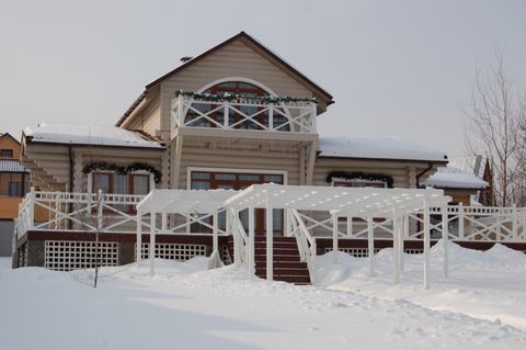 We offer you a cozy home 50 kilometers from Moscow to Dmitrov highway, an area of ​​170 m2. The house can comfortably accommodate 4-6 guests, three bedrooms, two bathrooms, sauna, living room with fireplace, kitchen equipped with all appliances, dish...