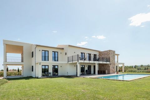 STRAND PROPERTIES EXCLUSIVE LISTING The finca is at a top location in Mallorca, amidst in the countryside surrounded by nature and, at the same time barely a five minutes away drive from the town of Campos with all its amenities and another five minu...
