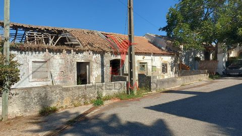 Two townhouses to recover in Cardosinhas. Each villa has 63m2 of implantation, making up 126m2 and a land area of 186m2. The villas need total recovery, giving the possibility of building a villa to your liking to live with your family in a quiet are...