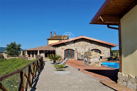 At the border between Umbria and Tuscany, among the vineyards of the prestigious areas of the Orvieto and Chianti wines, we find this farmhouse, former agritourism, of about 600sqm, consisting of: restaurant, professional kitchen, TV room, study/rece...