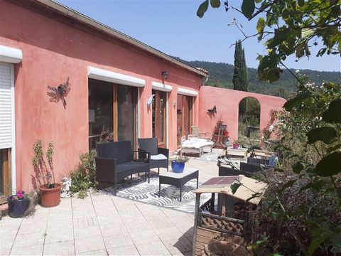 In a popular sector of the Haute-Vallée de l'Aude, 5 minutes from Rennes Les Bains and 15 from Couiza, very beautiful property on 1 hectare of wooded land, in a quiet area, with access to the river. It can be used in 2 independent accommodations, a h...
