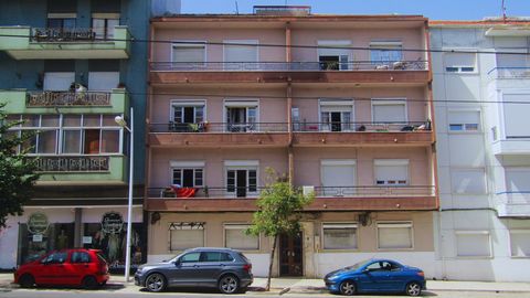 Located in the center of Almada, at Avenida Dom Nuno Álvares Pereira n.º 40, this building in total property with 8 fractions, has all the apartments of typology T2, with gross private area of 60 m2. The apartments have balconies facing the avenue an...