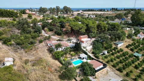 Welcome to this exceptional country property in Estepona, offering a serene retreat with two independent houses nestled on a sprawling plot of over 5000m². While just a short 4-minute drive from Estepona's vibrant center, this residence boasts a rema...