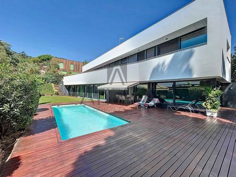 This exceptional villa, located in the heart of Premià de Dalt on the Maresme coast, stands as a gem of modern architecture and comfort. Just a 25-minute drive from Barcelona, this residence emerges as a haven of luxury and functionality. Built in 20...