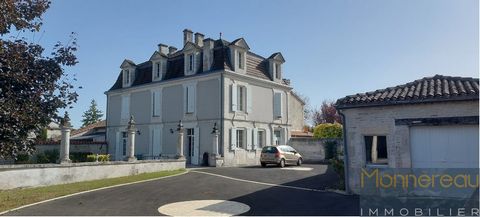 NORD ANGOULEME (16) - 20 minutes from the train station - Elegant village house of about 205 m2 of living space built on a walled plot of 1848 m2. Amenities within walking distance. Out of sight, behind its typical Charente porch, this late nineteent...