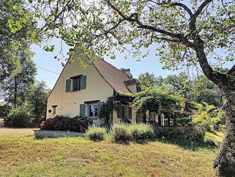 DOMME 2420 - EXCLUSIVE - Beautiful Perigord house with views, swimming pool and garage on 2.5 hectares. Price euros550.000 euros FAI to be paid by the seller. Located in a quiet location, but not isolated as 1 kilometer from the center of Domme and 4...