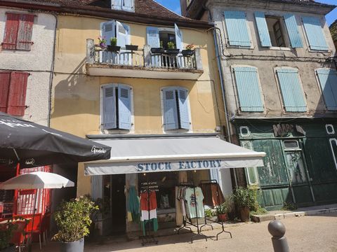 The Selection Habitat Agency offers you this typically Saliesian Town House, in the heart of the town of Salt. This 147m2 house is in the center of Salies de Bearn's shops. This property is composed of a patio, a fitted kitchen, a dining room, for a ...