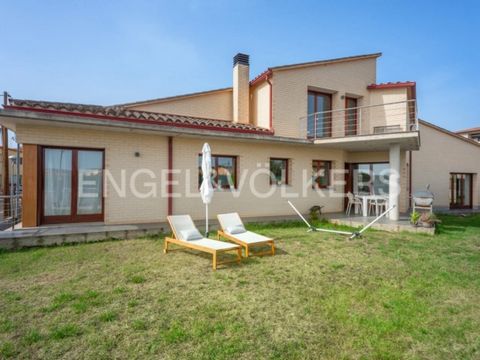 Beautiful house in Caldes de Malavella Located in an area of abundant nature and beauty, this house was built in 2005 and offers the opportunity to enjoy the tranquility and serenity of the natural surroundings. With a surface area of 310 m2, the pro...