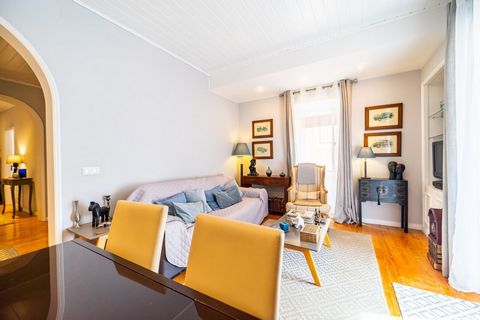 Your family will love this home! Come visit and let yourself be surprised by this apartment of 113m² of gross area, full of charm, of old design with a charming solid wood floor, on a 3rd floor without elevator. The apartment has three fronts and off...