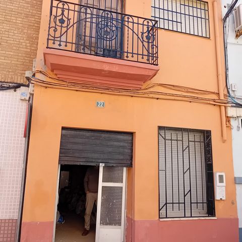 House of 168 m2 distributed on two floors in the center of the village to renovate, with many possibilities given its excellent distribution, with this you can get the house you had always dreamed of.~Do not hesitate to call us and request a viewing....