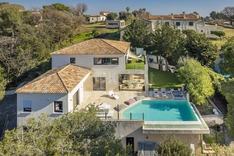 Discover this bright and spacious villa villa located in Saint Paul de Vence, offering a haven of peace and tranquility. Comprised of a very spacious open-plan living room with a dinning area, a fully equipped kitchen featuring a bar area, and 3 bedr...