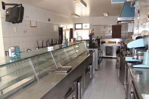 Shop / Cafe Snack bar of 73m2 with two sanitary facilities, ready with counters, tables and chairs for coffee / Snack Bar, with smoke extraction systems that allow the preparation of food. It can also be licensed for any other branch. It is located i...