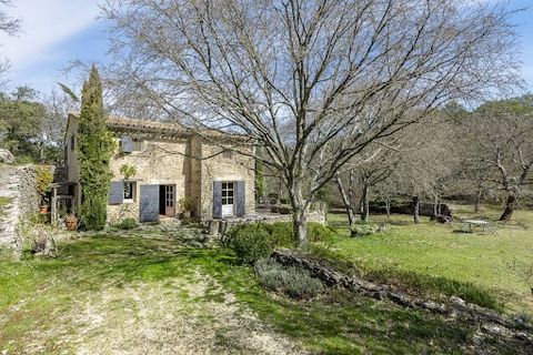 In absolute calm between Bonnieux and Lourmarin, beautiful property composed of an authentic renovated farmhouse and a guest house for a total living space of approximately 116 m² on 7.5 hectares of terraced land with swimming pool. The farmhouse con...