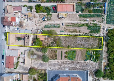 Discover the potential of this exceptionally well-located urban land, less than 14 kilometers from the picturesque Guardamar del Segura. With an area of 1,588 square meters, this urban land offers a blank canvas to materialize your real estate projec...