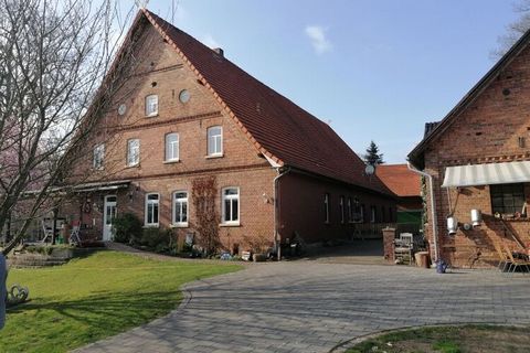 Het appartement bevindt zich op een binnenplaats in Neddenaverbergen, een klein district (750 inwoners) van Kirchlinteln aan de rand van de Lüneburg Heath. Uitgebreide renovatiemaatregelen vonden plaats in de boerderij toen de landbouwoperatie werd s...