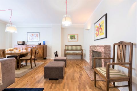 DeGoes Spacious Flat stands out for its area, brightness, design and comfort. Functional and welcoming style for relaxing with family or friends. The street has grocery stores, bakeries, cafes, supermarkets, restaurants and pharmacies. Short walking ...