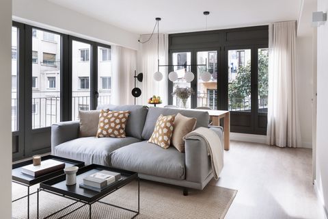 This two bedroom and two bathroom apartment is designed to reflect the culture of Barcelona. Its wide area of ​​being provides the comfort you were looking for. Their furniture and decoration elements were chosen for their functionality, comfort and ...