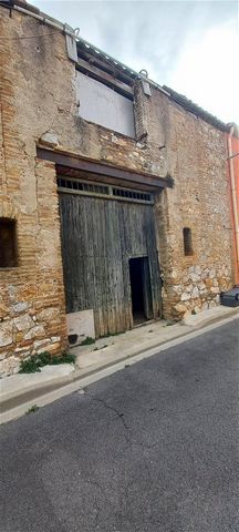 In the heart of the village of Claira, barn to renovate in R+1, a very beautiful surface area of 206 m² in total as well as a courtyard of 7.70 m² in a small quiet street, out of sight, but close to shops , schools, bus stops. You can give free rein ...