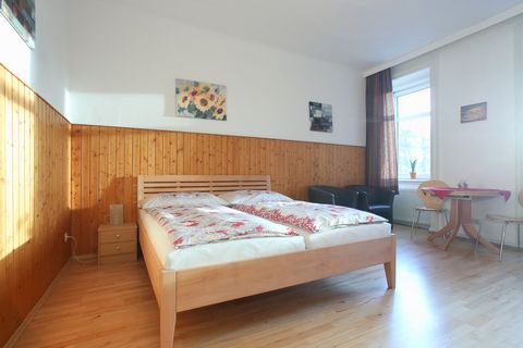A bright and friendly single room apartment, state-of-the art equipped and perfect for one person or a couple. The combined living and sleeping room has a double bed, two chairs for relaxing evenings as well as table and chairs to have a meal or use ...