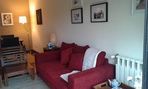 1 bedroom apartment located in Castelo da Maia, on a nice tree-lined street, 2 km from the center of Maia, Porto, with good access to motorways, 20 minutes from the center of Porto, close to metro stations. Essential services in the surrounding area,...