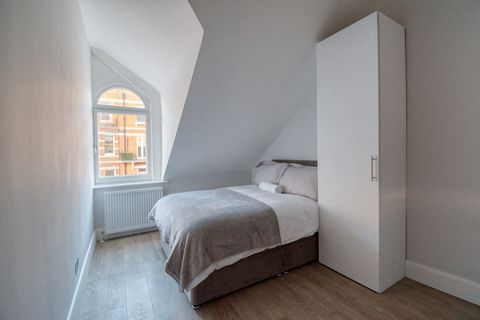 This is a brand new studio flat two minutes’ walk from Earl's Court station, excellent connections to the rest of the city thanks to the tube station and numerous bus lines right on the doorstep. Within the heart of posh London, the area boasts some ...