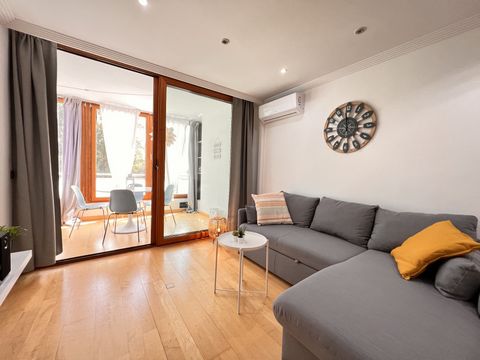 Enjoy your stay in a perfectly located appartment right on Paseo Maritimo. This one bedroom flat is in front of the luxury harbour of Palma with a direct view on the Marina. Palma city center is 15 minutes walk and Cala Major beach is only 20 minutes...