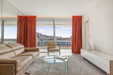 In the prestigious residence of the GRAND HOTEL, in the heart of the Croisette, magnificent bright 3 room apartment of about 94 m2 with a magnificent terrace with sea view, renovated with high quality services and located on the top floor. Composed o...