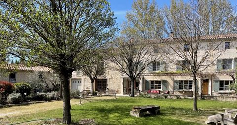 Magnificent authentic Mas (Old Provencal farmhouse) fully restored and dating from end 19th century, at 10 minutes walking distance from the center of the charming town L'Isle sur la Sorgue.The main house offers 468 m2 of living space in global area ...