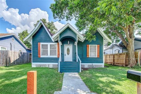 TENANT OCCUPIED THROUGH 9.30.24 - CURRENTLY ELIGIBLE FOR CASH OR CONVENTIONAL PURCHASE ONLY. Welcome home to your picture-perfect remodeled bungalow in Baytown! This 3 bedroom home has been carefully updated with wood-look tile floors (no carpet!), r...