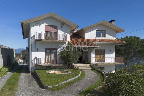 Identificação do imóvel: ZMPT566159 Four-sided house, 3 floors with 5 bedrooms, generous areas, and stunning views of the Serra da Estrela, Açor, and Colcurinho mountains. Solid wood flooring and ceilings. The villa, set on a plot of 1160 m2, also in...