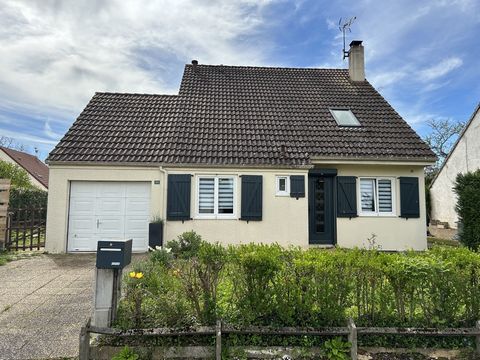 In MONTBARD, TGV station, 1h10 from PARIS Gare de Lyon, 35 minutes from Dijon station. We offer you this lovely house located in a very quiet area of MONTBARD. It is composed on the ground floor of an entrance, a kitchen, a living room with dining ar...