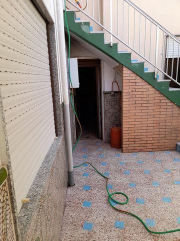 DETACHED HOUSE!! located in the neighborhood of Los Angeles. It is a ground floor house with a terrace of 20 m2, with a covered garage and closed gate. It currently has two bedrooms, a bathroom, a living room, a separate kitchen and a patio. Very goo...