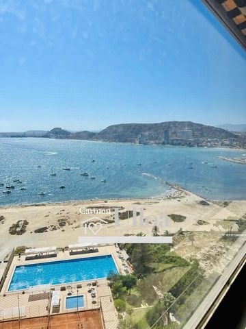 EERSTE LIJN APPARTEMENT TE RENOVERENEigendom met een prachtig uitzicht op de zee. Er staat een appartement te koop dat gerenoveerd moet worden, gelegen in een van de meest prestigieuze urbanisaties, direct aan het strand in Cabo de las Huertas.De urb...
