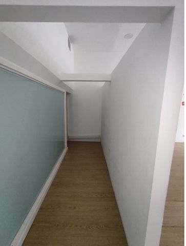 Shop for rent on Avs Novas in Lisbon. Comprising a shop area, a storage room and a bathroom. It is used but in very good condition. Located in the centre of Lisbon. Ease in all transports, having a subway entrance very close. This information is not ...
