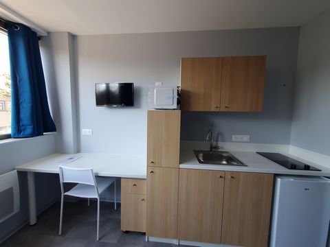 Hotel room completely renovated and equipped, located in a hotel residence offering services gym, TV room, work room, laundry, electronic concierge, breakfast, laundry, maid service ... Ideally located near the Health Pole, CHRU BRABOIS, Great rental...